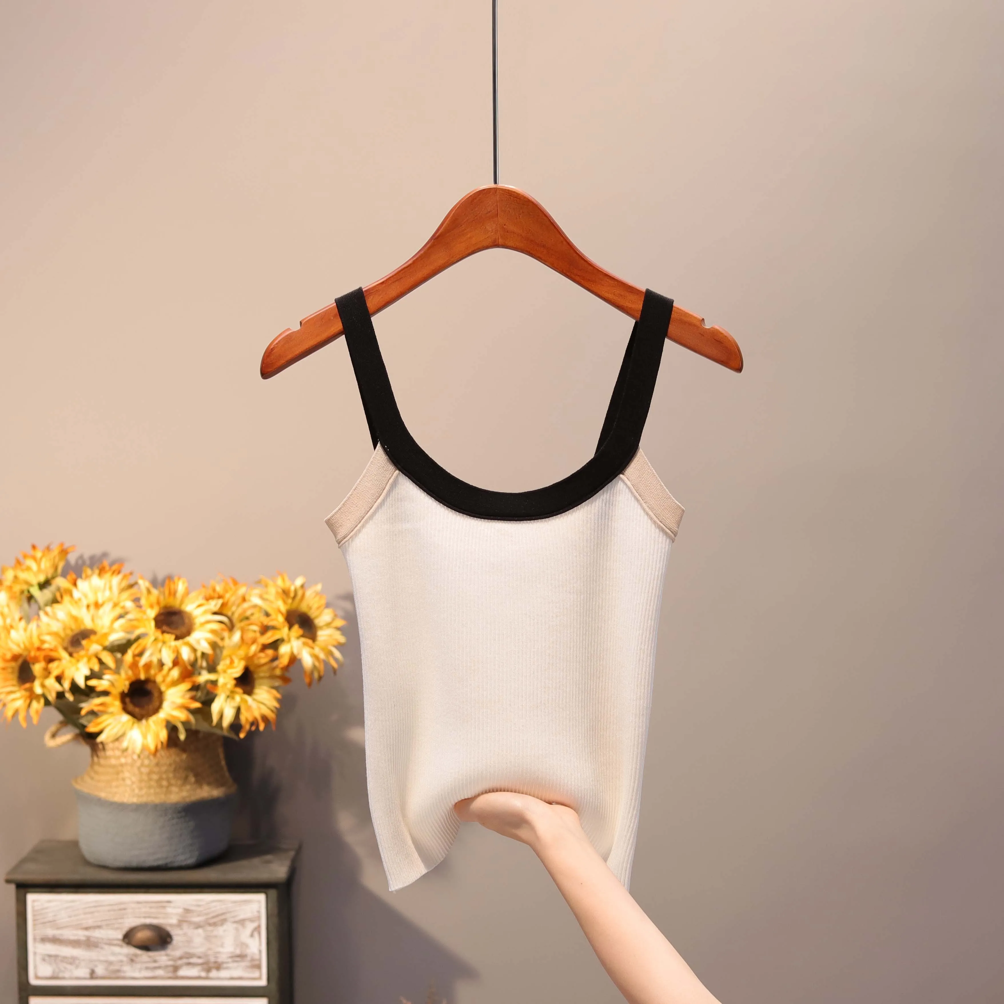 U тип воротник Camis Tank летняя новая трикотажная кофточка женские короткие без рукавов шелковистые тонкие цвета соответствующие внутренней основе рубашки