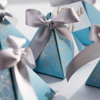 

Candy Box Triangular Pyramid Wedding Favors and Gifts Boxes Chocolate Box Giveaways Valentine's Day Red Blue Paper Bags