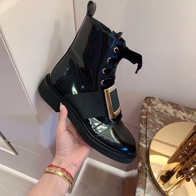 Брендовая зимняя обувь с перекрестной шнуровкой женские ботильоны г. С металлическим декором Bota Feminina, черные лакированные кожаные ботинки челси zapatillas mujer - Цвет: with Short Plush