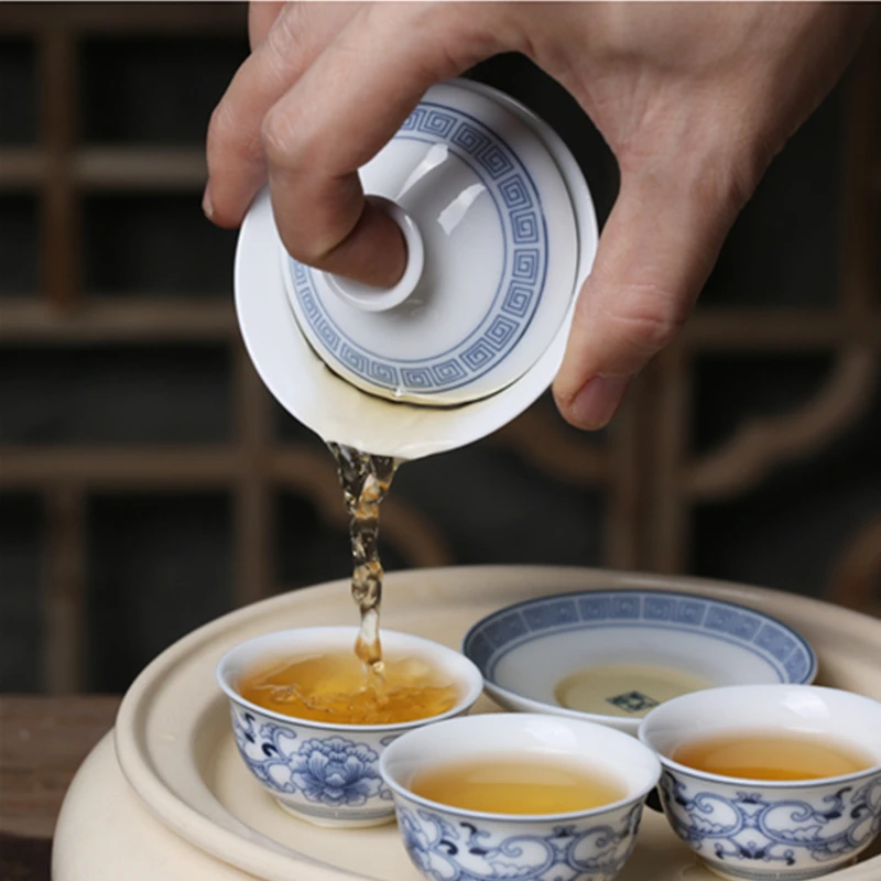 Mini Chinese Palace Style Tea Bowl Ceramic Teacup Blue And White Travel Kung Fu Tea Set Small Tureen Porcelain Cup Flower Gaiwan