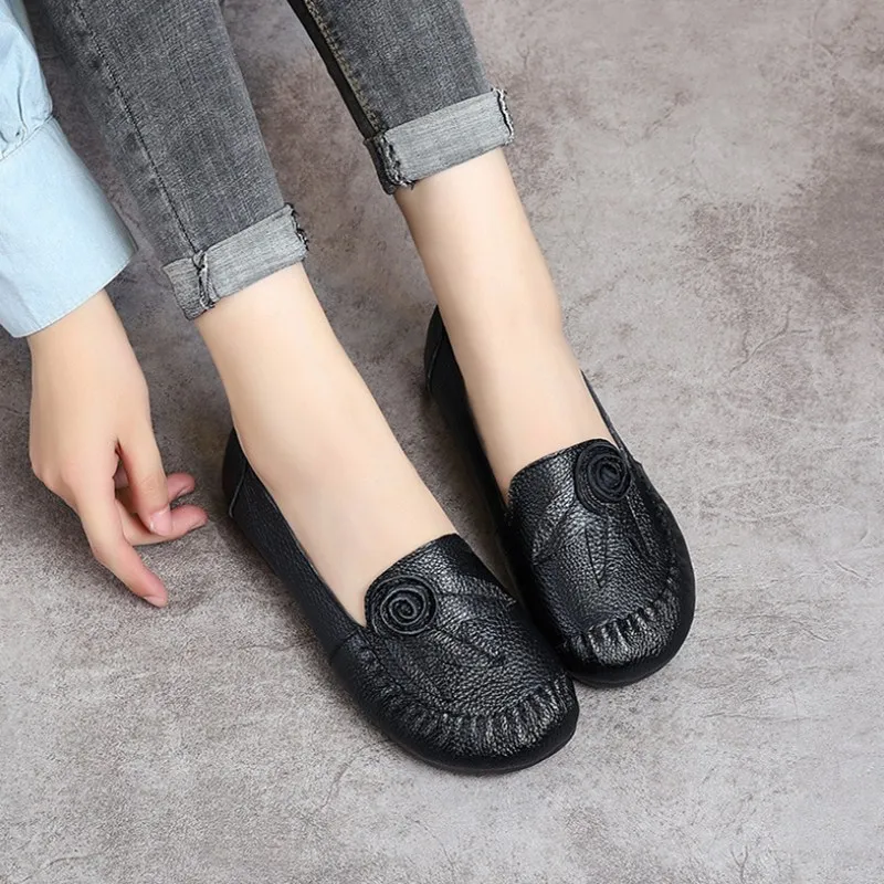 Новые осенние кожаные женские туфли на низком каблуке повседневные женские туфли с круглым закрытым носком и цветочным принтом тонкие туфли для среднего возраста