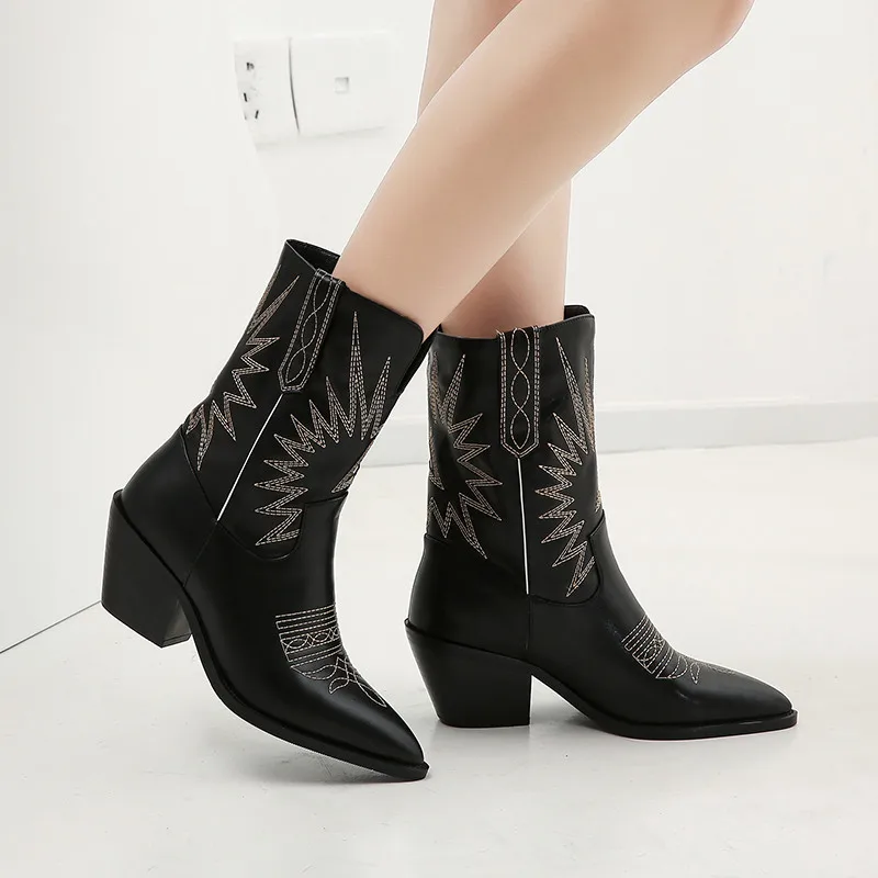 FEDONAS/Европейский стиль; женские ковбойские ботинки с вышивкой; модная зимняя обувь для танцев на высоком каблуке размера плюс; новые женские ботильоны