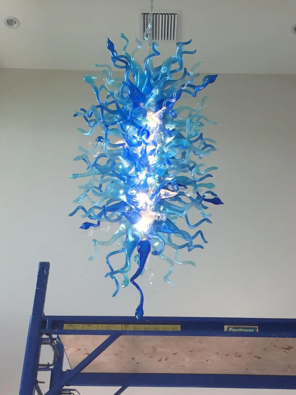 

European Style 110v-240v LED Bulbs High Hanging Blue Colored Chandelier Prisms