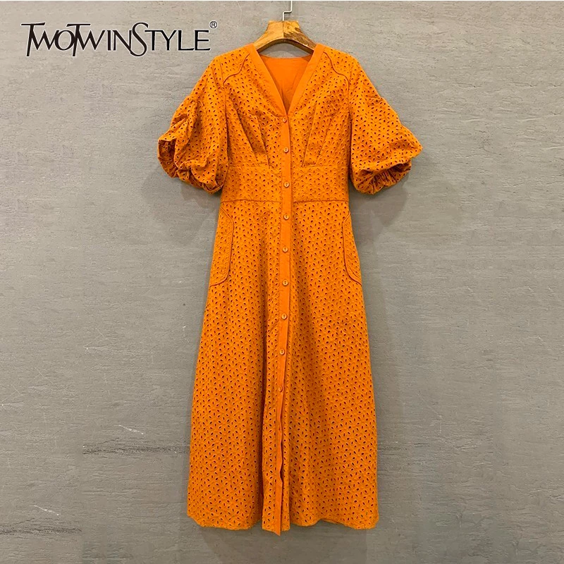 Beste TWOTWINSTYLE Zomer Vintage Solid Vrouwen Jurk V hals Bladerdeeg Mouw Hoge Taille Button Hollow Out Midi Jurken Vrouwelijke Mode 2019
