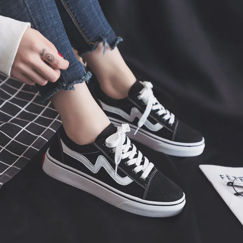 Zapatos de lona a rayas Ulzzang para mujer, zapatillas transpirables de  Skateboarding para estudiantes, Tenis planos femeninos de ocio, color blanco  y negro, novedad - AliExpress Calzado