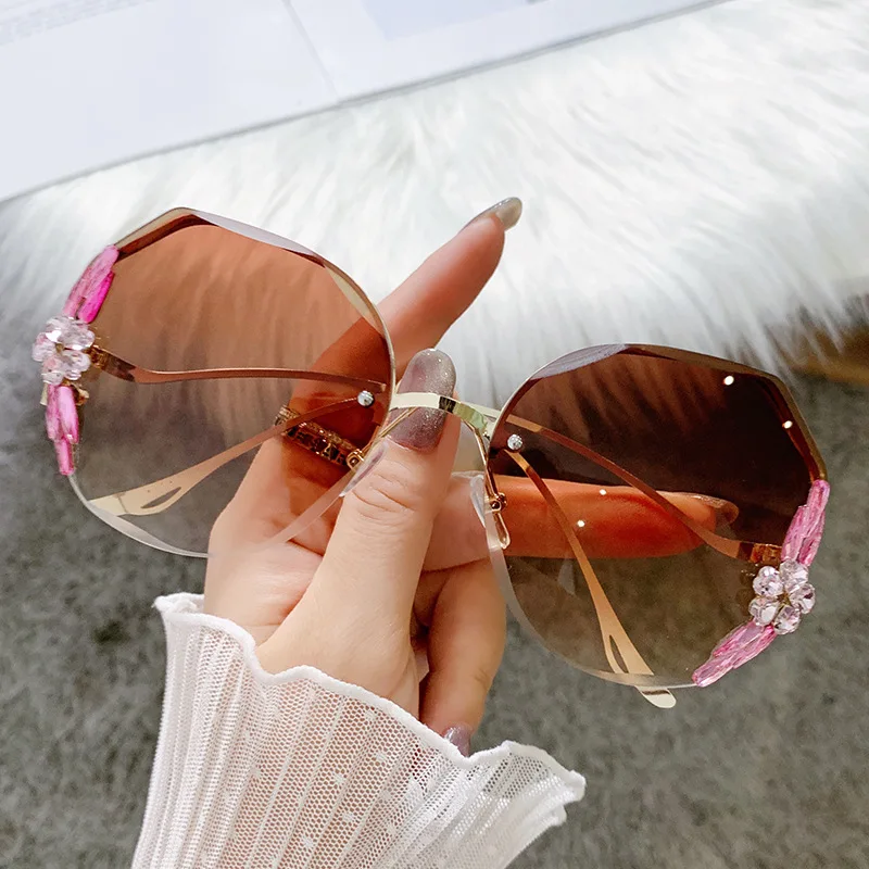 Fashion Luxury Sunglasses Bling Rhinestone Sun Glasses Vintage Shades for Women Big Diamond Eyeglasses Gafas De Sol Mujer 2021 oversized sunglasses