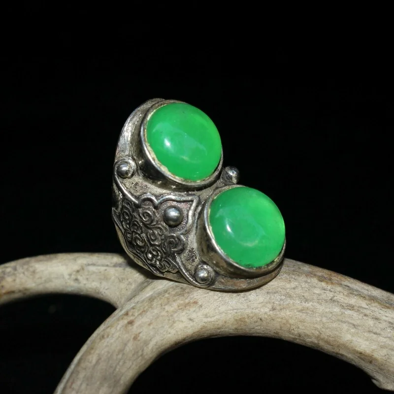 

Hot Selling Chinese Old Craft Made Old Tibetan Silver Emerald Inlaid Ring for Women Men Fashion Accessories