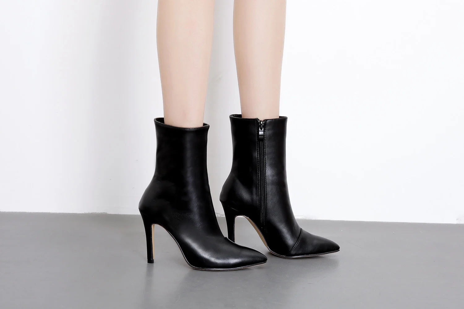NIUFUNI/Модные ботильоны; пикантные женские туфли-лодочки на высоком каблуке с острым носком; модные ботинки из искусственной кожи; осень года; женская обувь; Цвет черный, белый