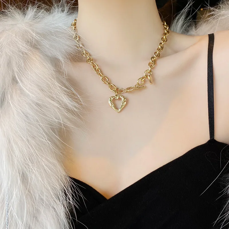 Kpop Black Heart Necklace French Metal Love Clavicle Chain Korean Simple Female Short Pendanklace Female Short Pendant for Women 