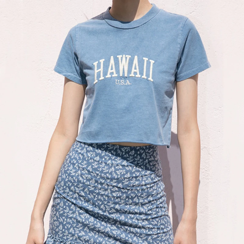 Женская футболка с вышивкой и надписями необработанным подолом коротким рукавом