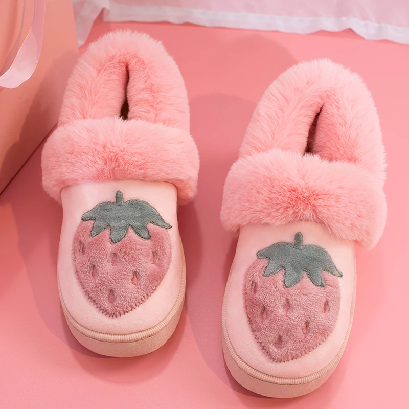 Pink Милые тапочки из хлопка с клубничкой; Новинка года; зимние теплые плюшевые тапочки для влюбленных; женская домашняя обувь из хлопка; размеры 36-45 - Цвет: Pink