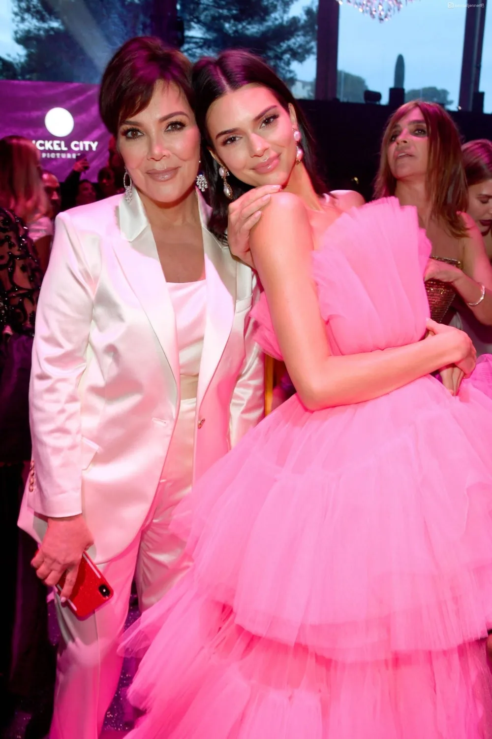 Kendall Jenner Fuchsia Prom Dresses High Low Strapless Tiered Pleat Tulle Evening Celebrity Gowns 2022 Formal Party Dresses New