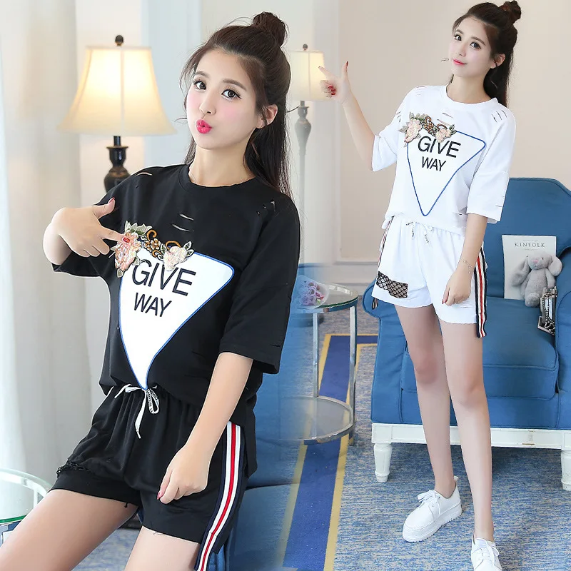 

2018 Summer New Style Korean-style Cut Printed T-shirt + Cut Grid Joint Side Edge Vertical Striped Shorts