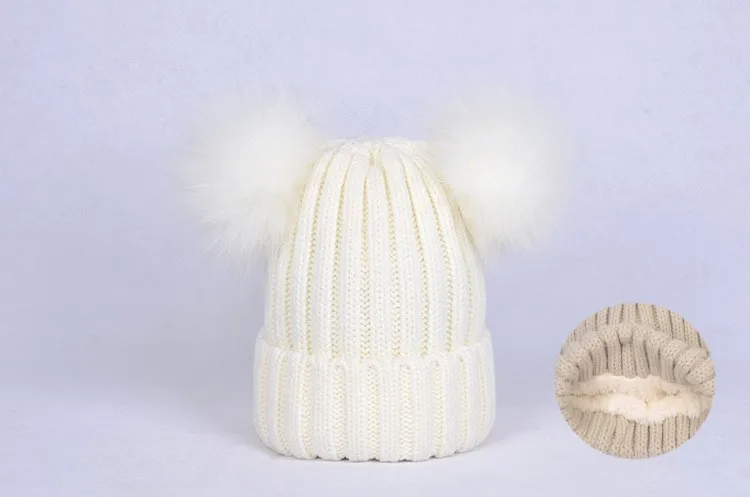 Милая зимняя женская и детская вязаная шапочка с двойными помпонами, Детские шапочки для мальчиков и девочек, флисовые колпачки - Цвет: white fleece