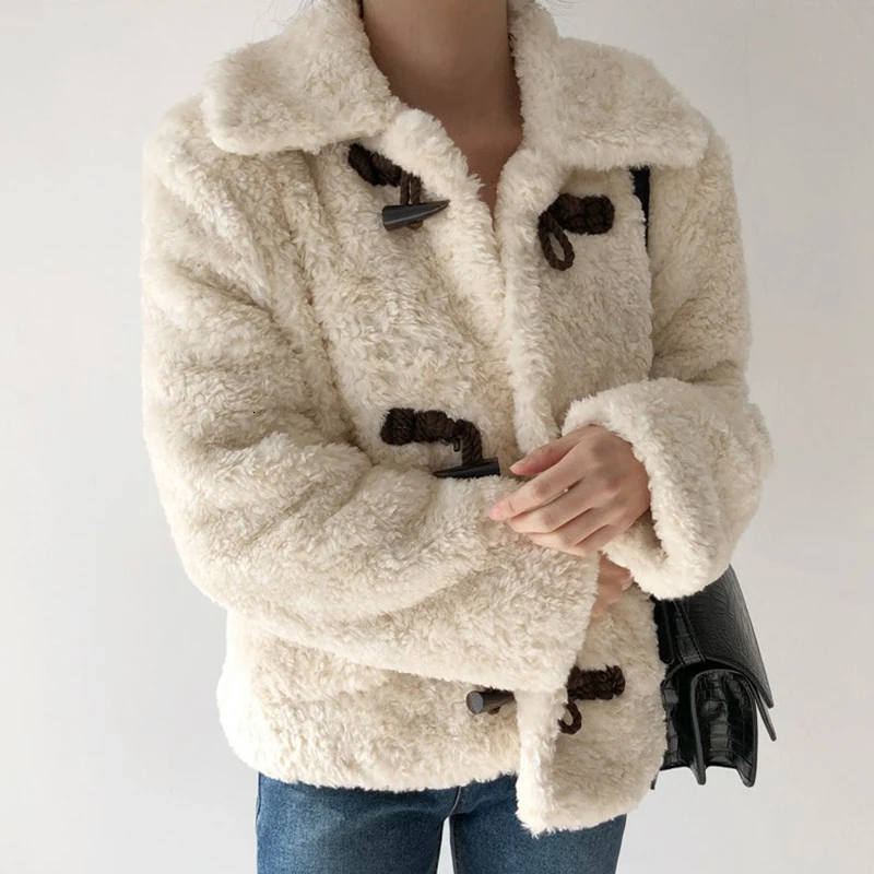 SHENGPALAE, новинка, модная осенне-зимняя короткая куртка с имитацией овечьей шерсти, круассан на пуговицах, женское свободное повседневное пальто с отворотом FV226
