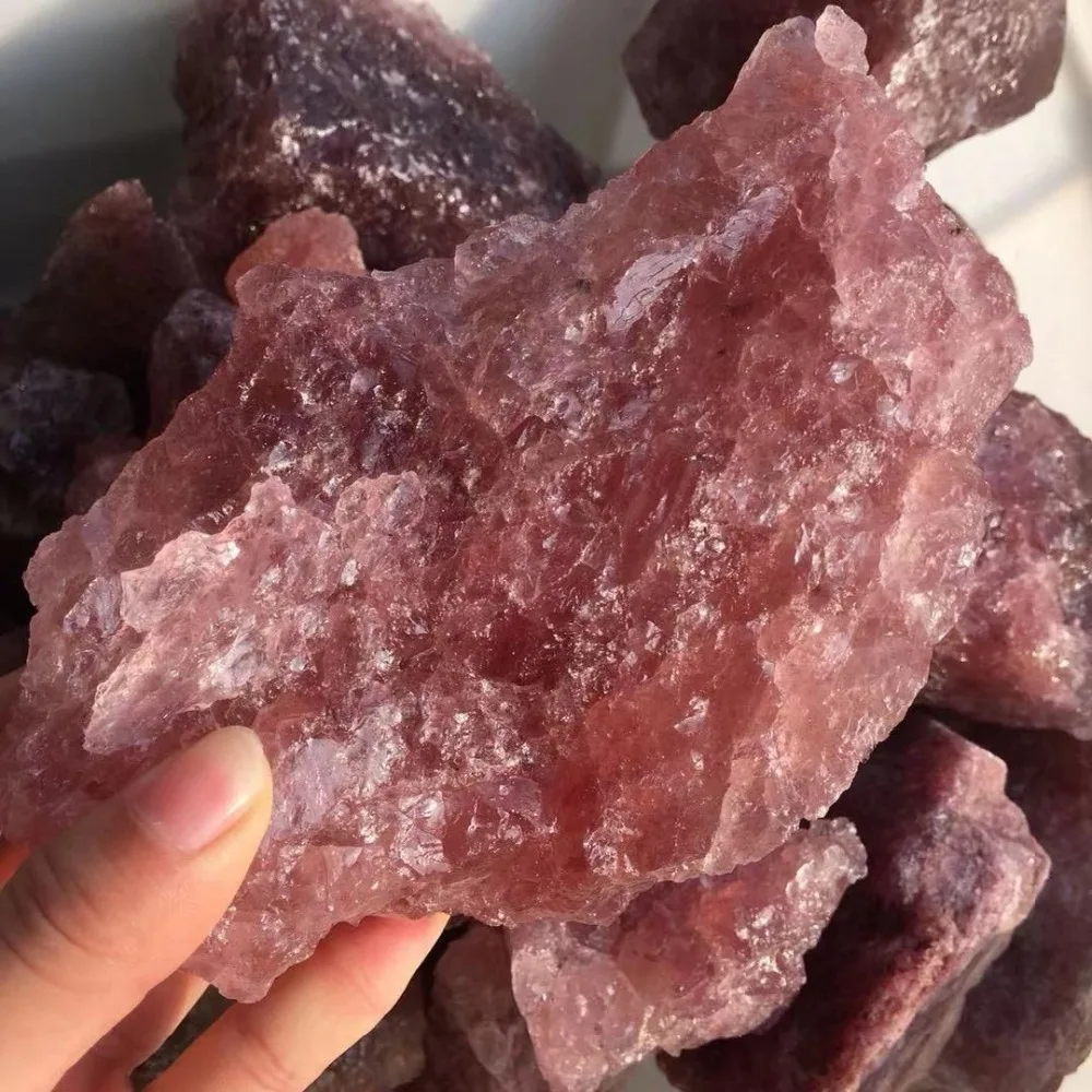 Натуральный драгоценный камень кристалл из клубничного кварца сырье клубника минеральный образец