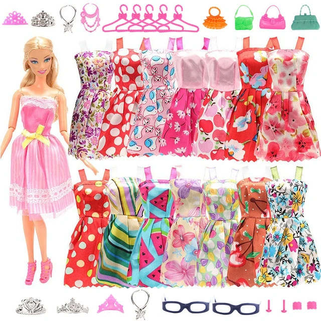 32 pezzi vestiti per bambole barbie accessori FreeShipping = 10 vestiti +  10 appendini + 2 corone