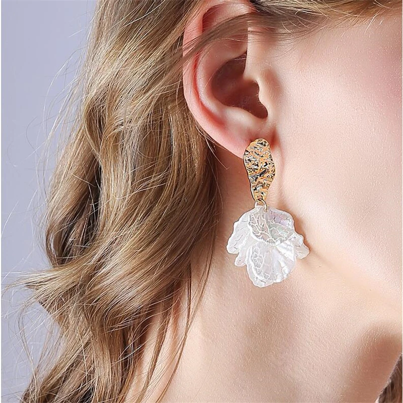 Korean White Shell Flower Petal Drop Earrings For Women 2025 Trendy Jewelry