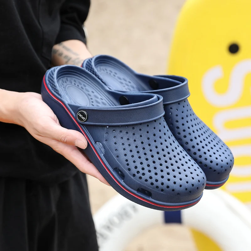 2020 New Classic Croc Men Sandals Crocks Summer Crok Shoes Rubber Clogs Men EVA Shoes Slip On Crocse Flat Beach Sandals Slipper