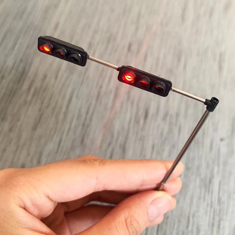 2 PCS HO Scale Model Traffic Lights Operating Pole Mount Overhead Traffic Lights with Controller Train 3