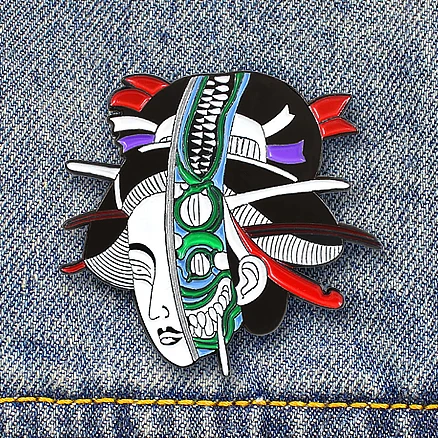 

Japanese Wind Complex Pattern Headdress Alien Geisha Brooches Half Face With Shark Tooth Mask Unique special Brooch Difts