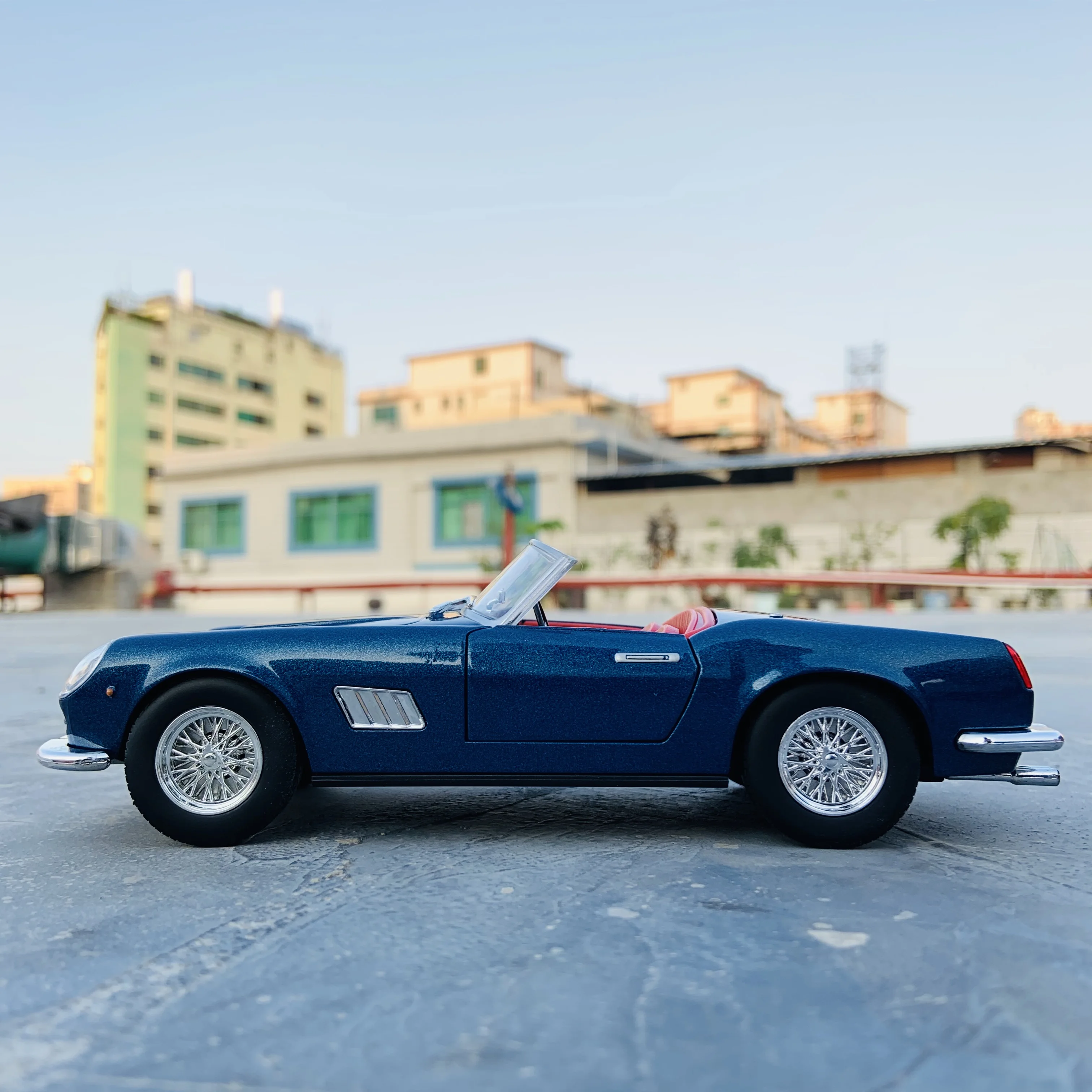 Bburago коллекция Ferrari 250GT 1:24 от производителя Авторизованная модель автомобиля из