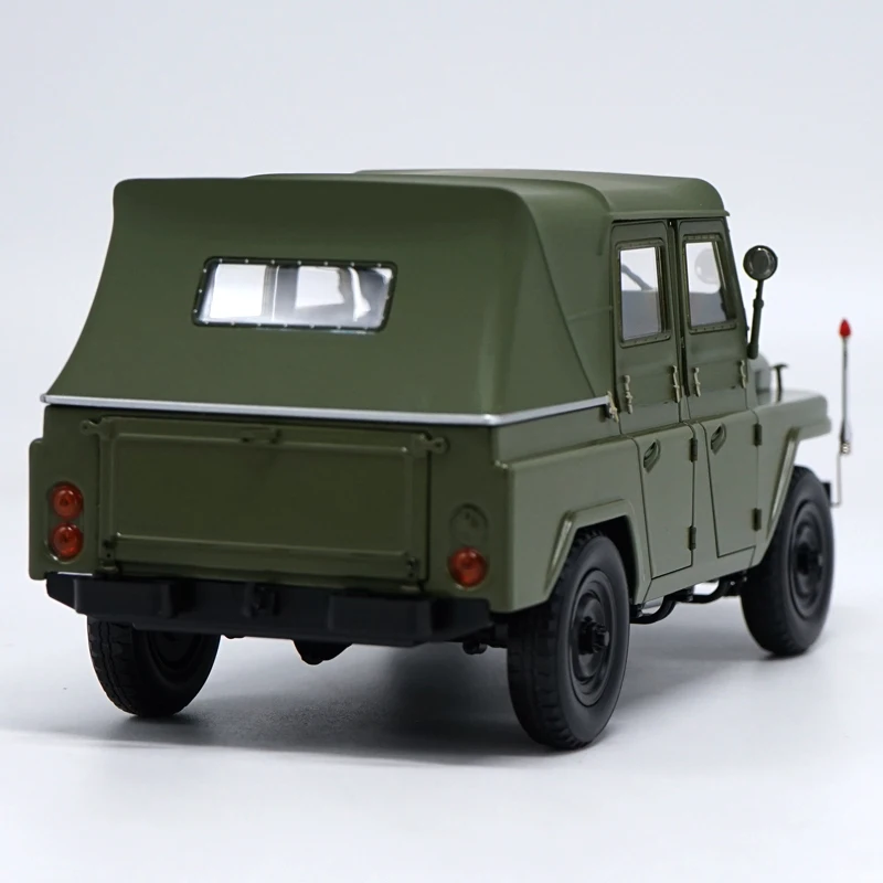 Уполномоченным завод литья под давлением 1:18 Beijing Jeep BJ212 зеленый классический игрушечный автомобиль модели для подарка, коллекция