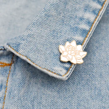 

Glamourous Golden Pattern Lotus Badge Brooch Flower Plant Enamel Pins Bag Shirt Lapel Collar Pin Fashion Jewelry Women Men Gifts