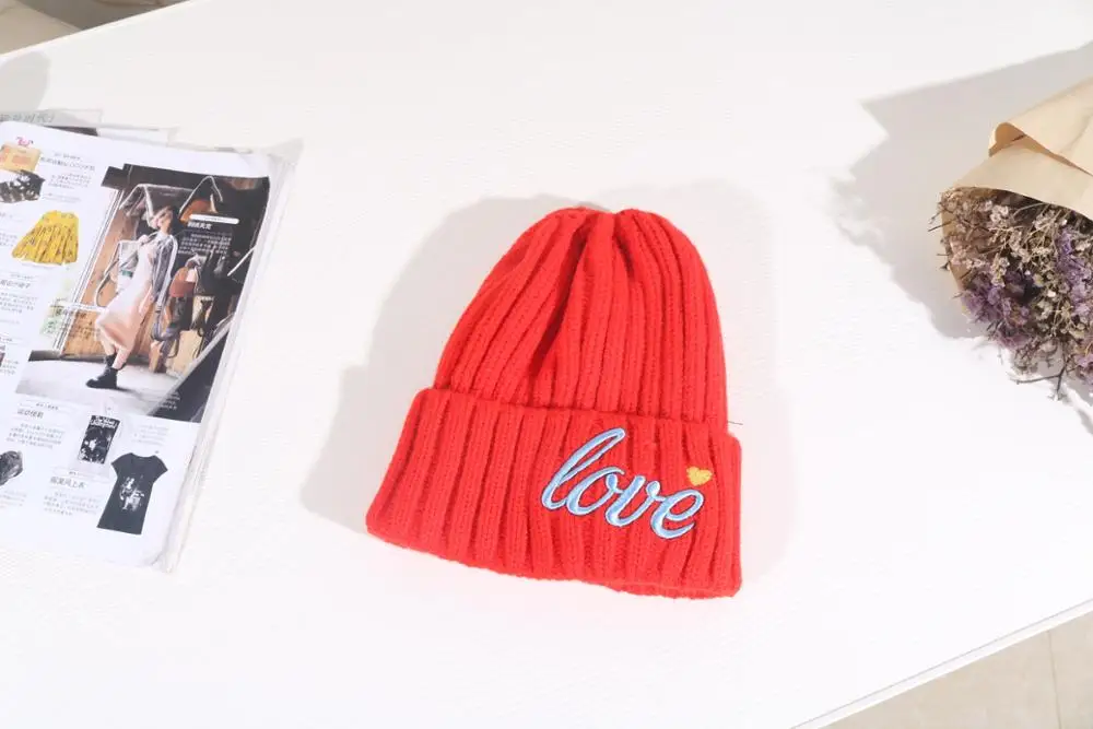Вязаная Шапочка конфетного цвета с вышитыми буквами love beanie, зимняя уличная шапка для пары, шапка в Корейском стиле - Цвет: red