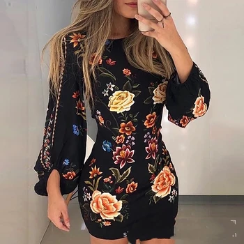 

Explosive models featuring printed halter long-sleeved dress