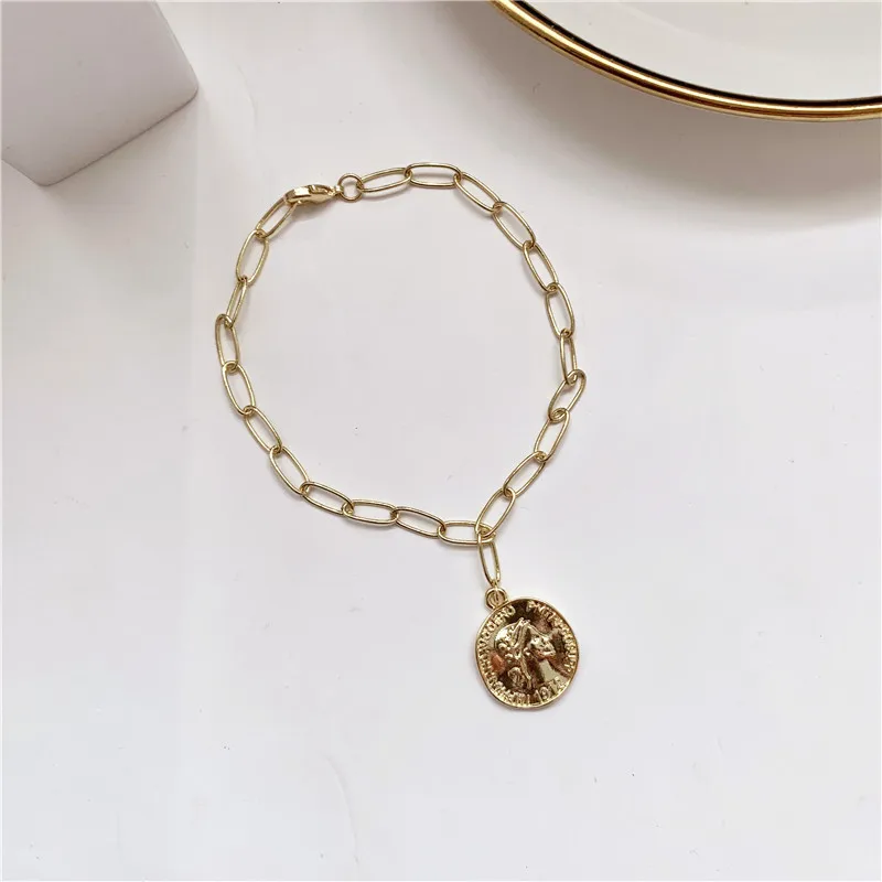 Браслет цепочка с геометрическими монетами изображением головы