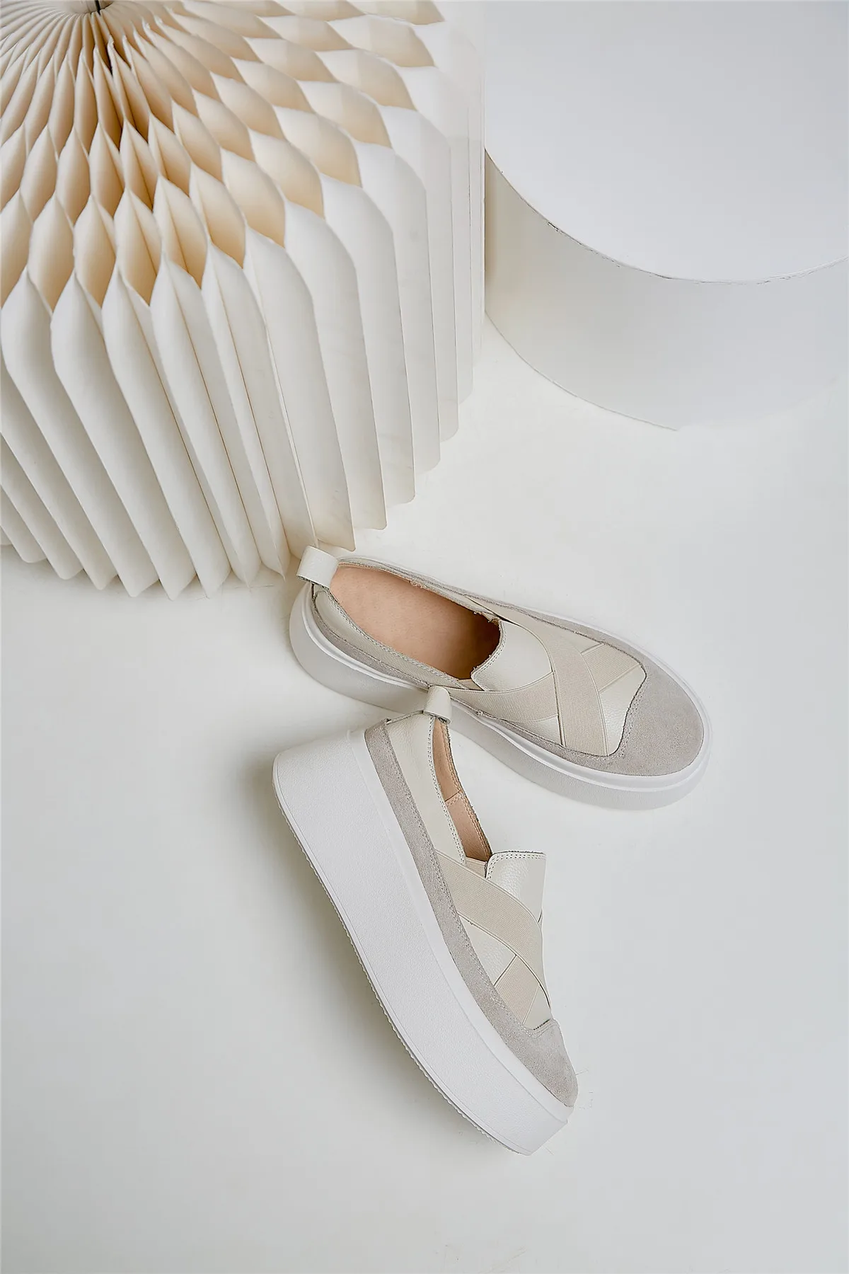 Женские лоферы из натуральной кожи с перекрестными ремешками на плоской платформе; мягкие удобные мокасины для отдыха; повседневная женская обувь высокого качества