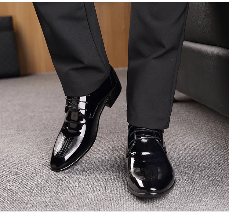Мужская деловая официальная одежда черные и белые туфли из лакированной кожи с узором новая стильная модная мужская обувь Летняя обувь в английском стиле с острым носком
