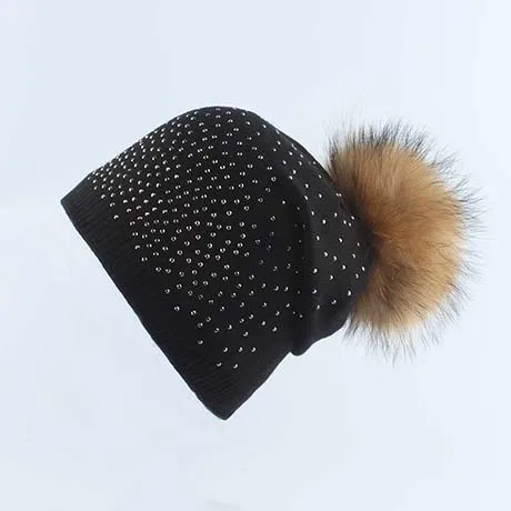 Женские зимние шапки со стразами Skullies Beanies для дам большой настоящий помпон из меха енота Шапка кашемировая шерсть вязаная круглая шапочка - Цвет: Черный