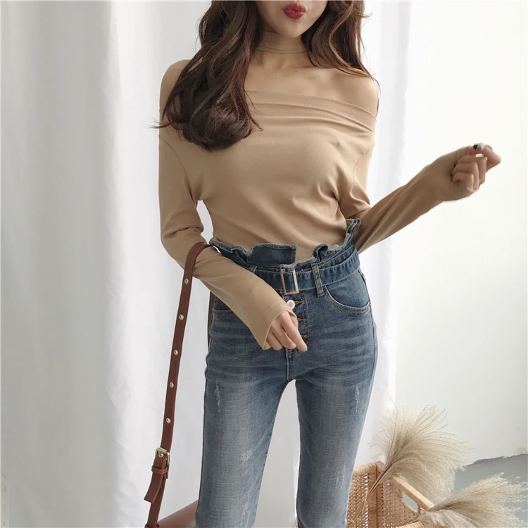 Slender high-waisted jeans with elastic flounces and pencil pants