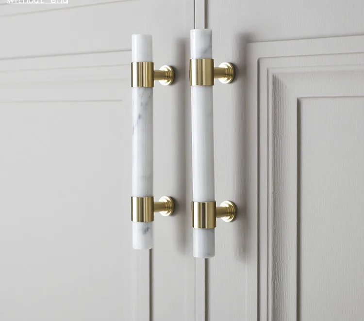 de armário, maçaneta e botões de latão