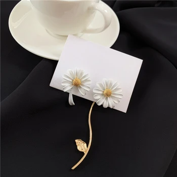 

2020 Spring New Elf White Drop Glaze Asymmetric Small Daisy Tassel Flower Ear Stud Earrings For Woman Party Wedding Jewelry