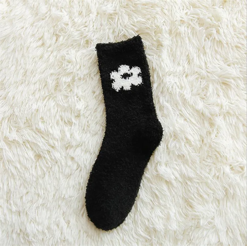 Черный 5Pairs/lot Cute Candy Color Solid Soft Women Fluffy Socks Coral Velvet Winter Warm Home Indoor Floor Terry Towel Fuzzy Socks - Цвет: Черный