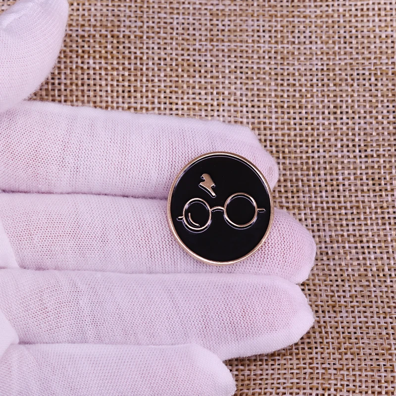 Эмалированная брошь в форме шрама и очков | Украшения аксессуары