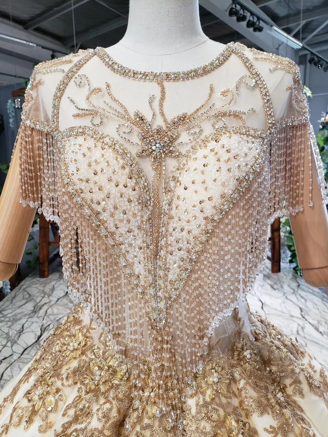 Arabic Litter Gold Lace Wedding Dress Ball Gwons Long Elegant Off Shoulder Beading Applique Floor Length Waves Bridal Gown