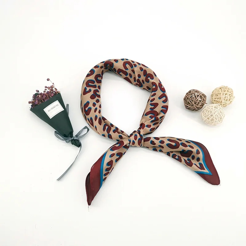 Весна и лето новые корейские шелковые шарфы профессиональные небольшие Квадратные платки Леопардовый принт маленький шарф с принтом 70 см Шарф