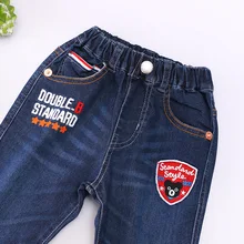 19 стиль; детская одежда для мальчиков; повседневные модные джинсы с вышивкой; сезон весна-осень; универсальные брюки для волос