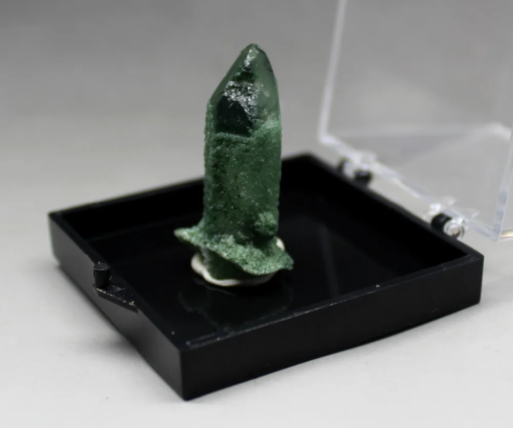 Натуральный зеленый кристалл призрака один образец кристаллического минерала камни и кристаллы целебные кристаллы кварцевые драгоценные камни коробка