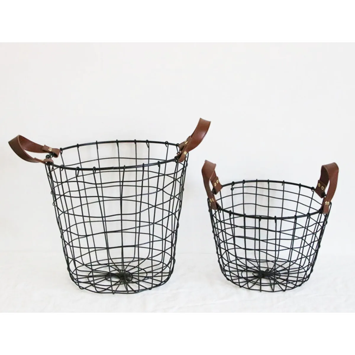 

Small/Large Black Home Storage Basket Geometric Iron Metal Wire Round Tray Magazine Post Flowers Organization Case with Handle