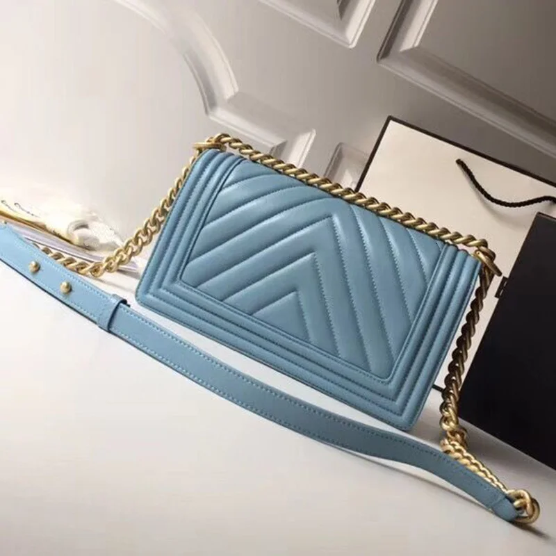 

Chevron's high quality leather shoulder bags, luxury bags, design bags, caviar chain bags, bandits