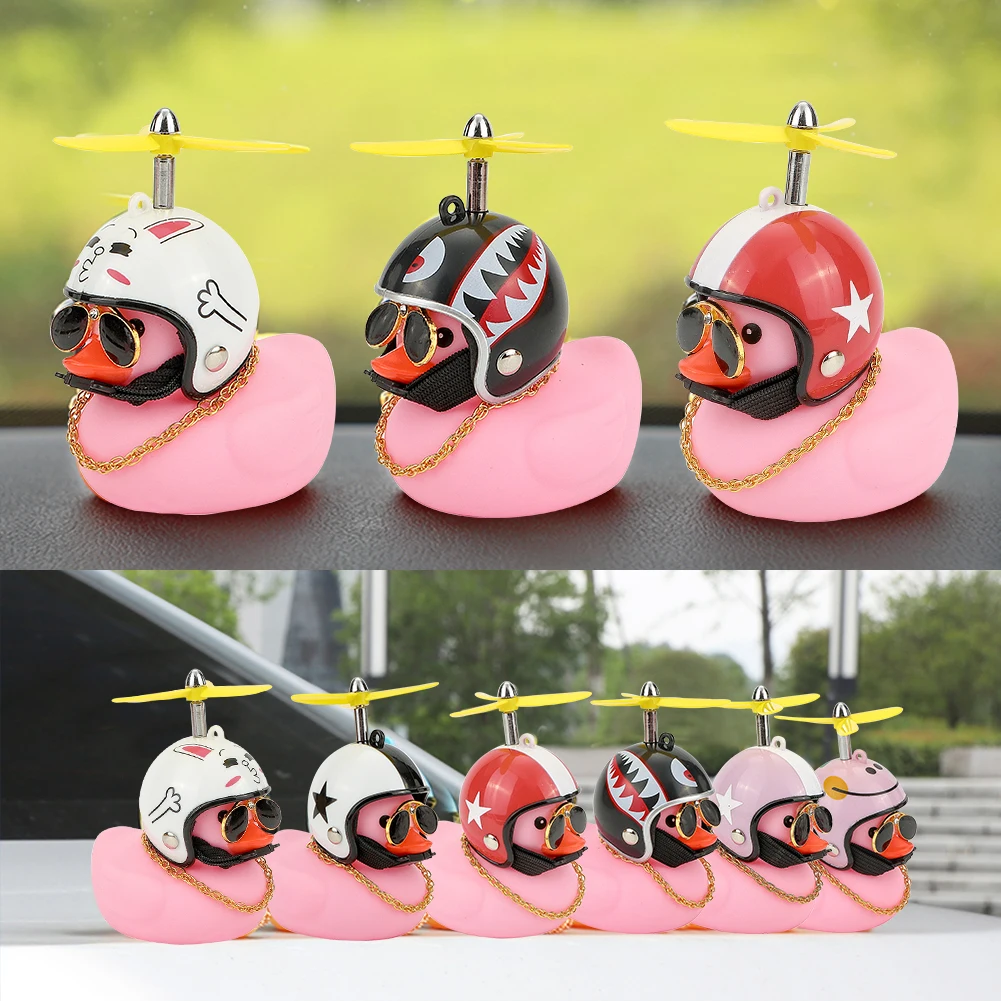 Pato de coche rosa con casco de viento roto, pequeño casco de Motor de bicicleta de carretera de pato amarillo para espejo retrovisor de ornamento de coche, novedad