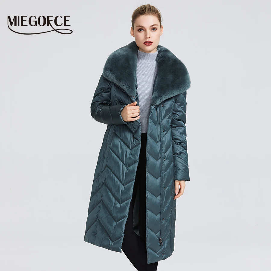 MIEGOFCE Плащ-пальто Новая коллекция женский куртка с кроличьим воротником необычные расцветки куртка зимняя женская имеет пояс который подчеркнет фигуру ветрозащитная зимняя куртка