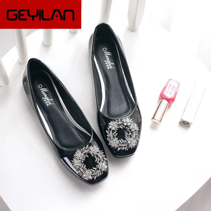 ladies flat casual shoes