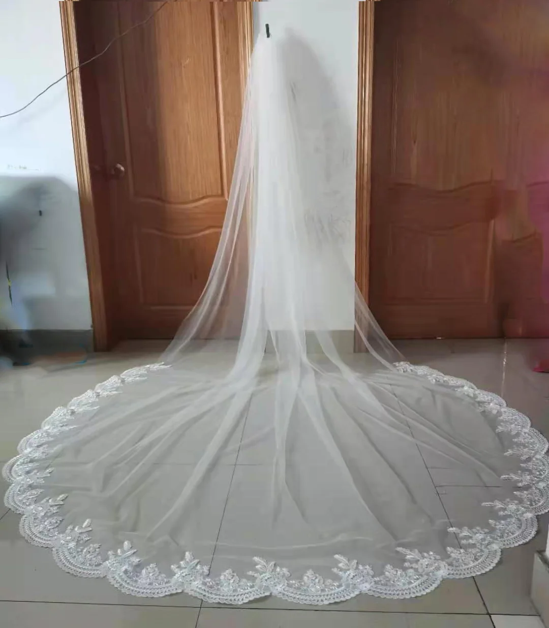 Real Photo One Layer Wedding Veil With Comb White Lace Edge Brida  Ivory Veils 