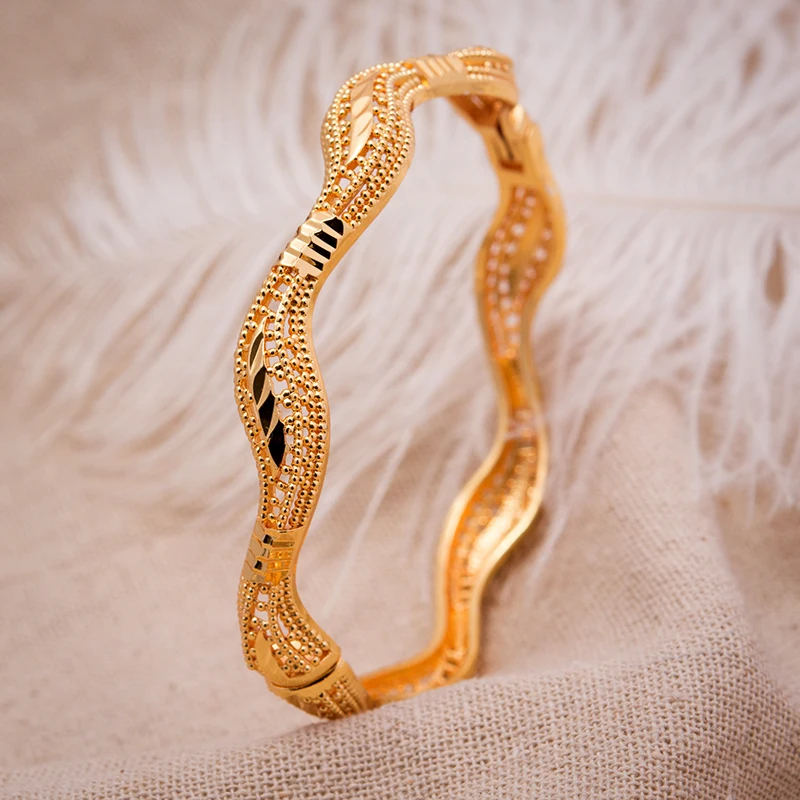 COOLSTEELANDBEYOND Bracciale Polsino Oro Grande Donna - Design Astratto Filo, Aperto E Regolabile